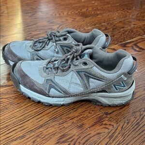 New Balance Women’s Hiking Sneakers Size: 7